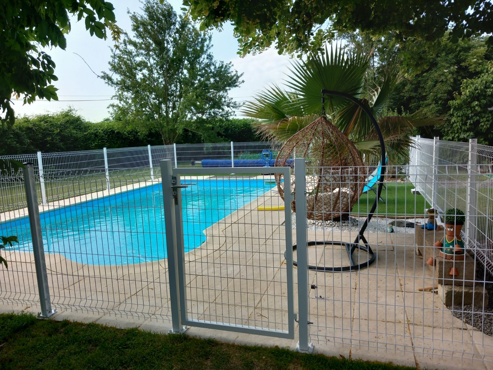 Les panneaux de clôture, la solution tout-en-un pour poser votre clôture rapidement !