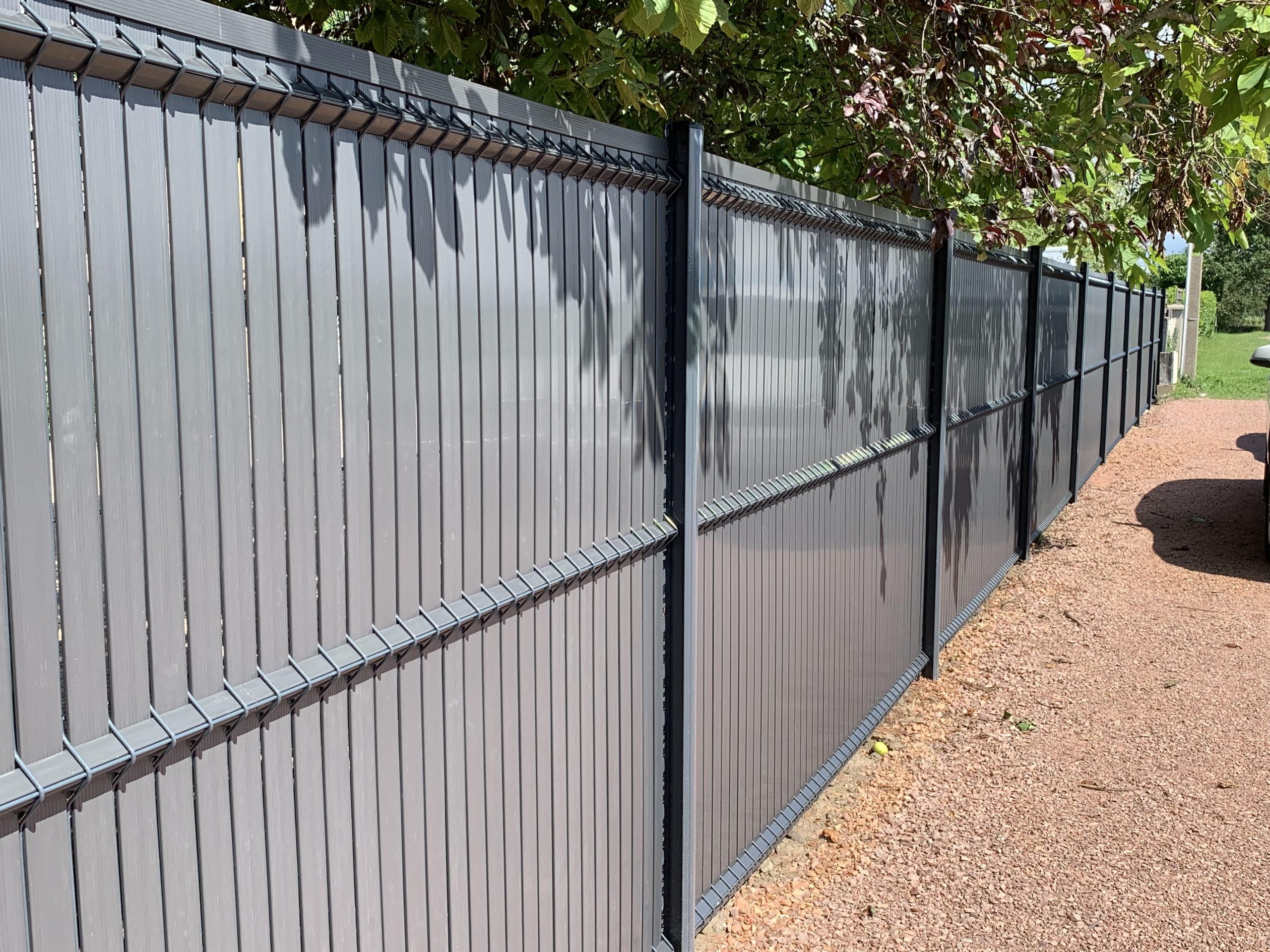 Comment poser une clôture rigide lamelles PVC