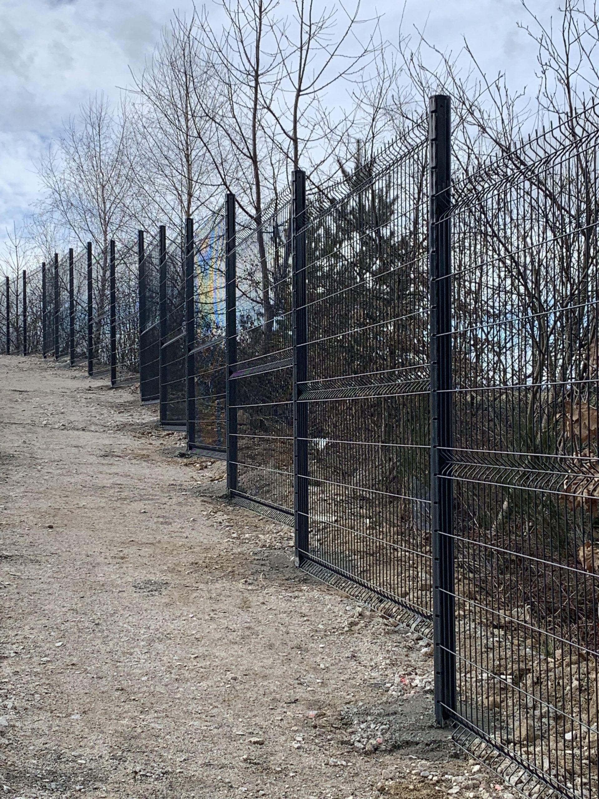 Clôture rigide en pente : quelles solutions pour votre terrain ?